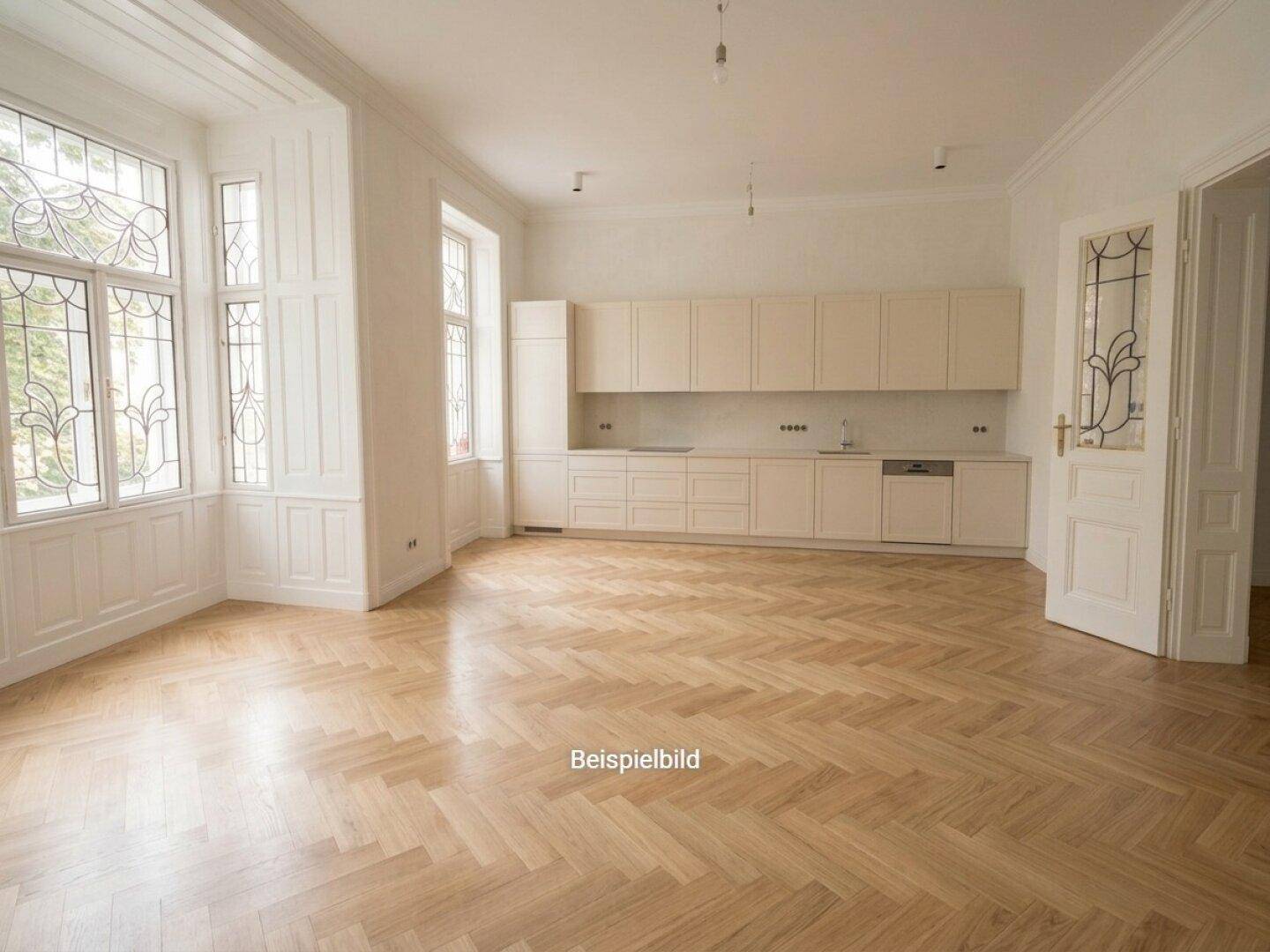 Moderne Einbauküche in hellem Design mit Fischgrätparkett und dekorativen Fenstern, frisch renoviert.