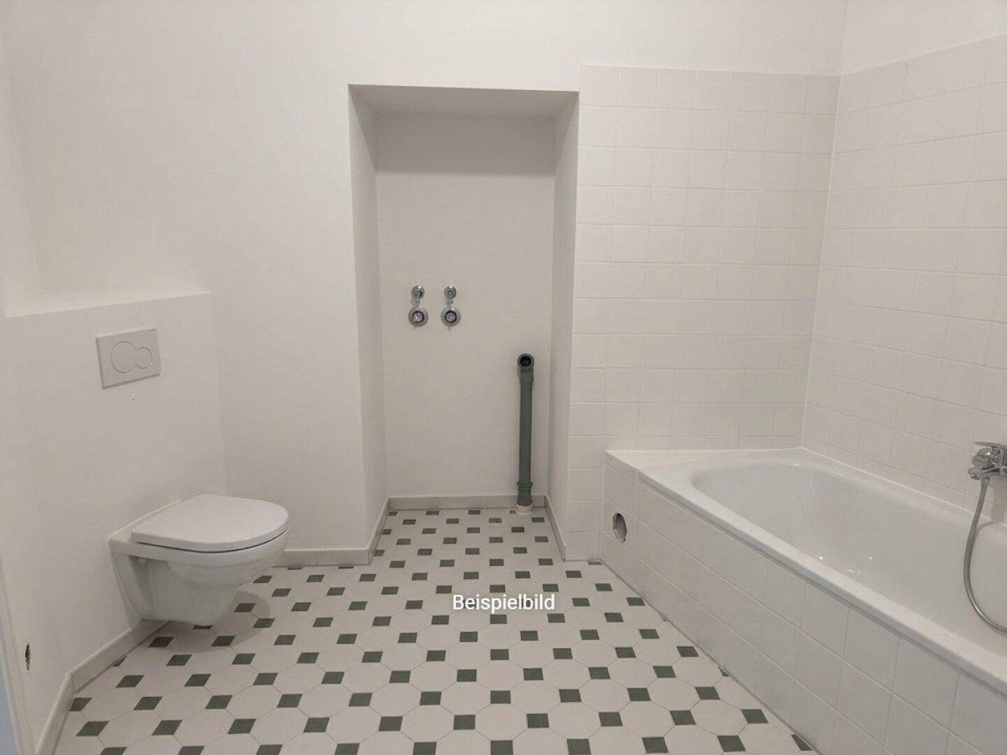 Helles Badezimmer mit Badewanne, wandhängendem WC und gemusterten Bodenfliesen.