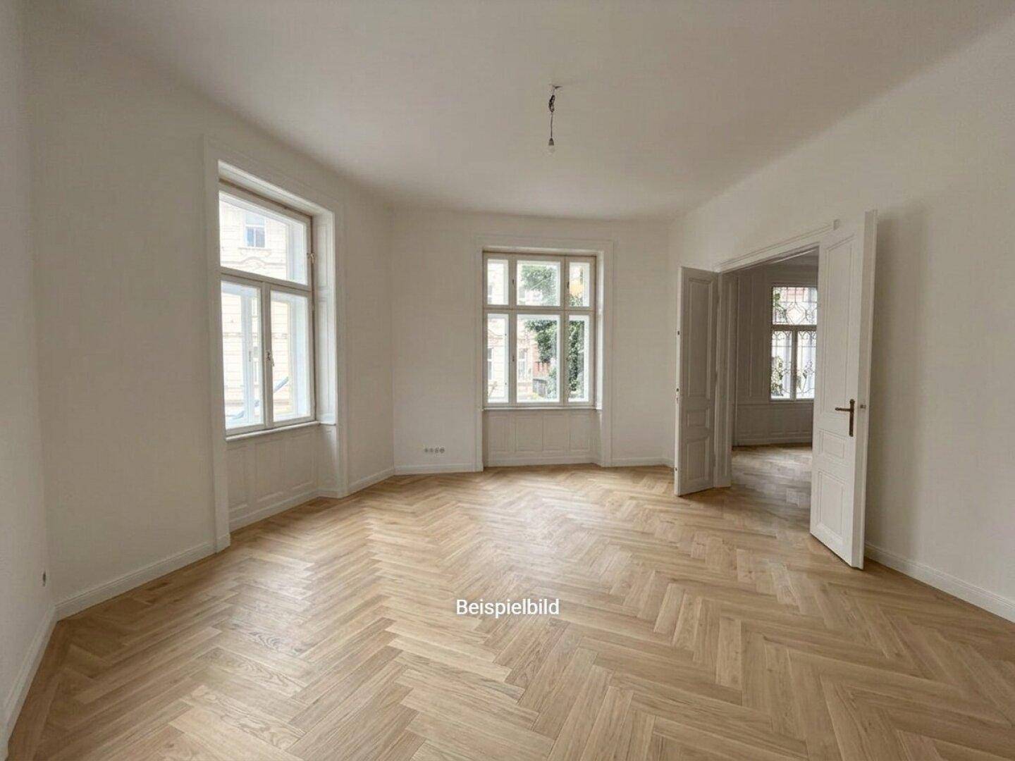 Geräumiges, helles Zimmer mit Fischgrätparkett, hohen Decken und großen Fenstern, frisch renoviert.