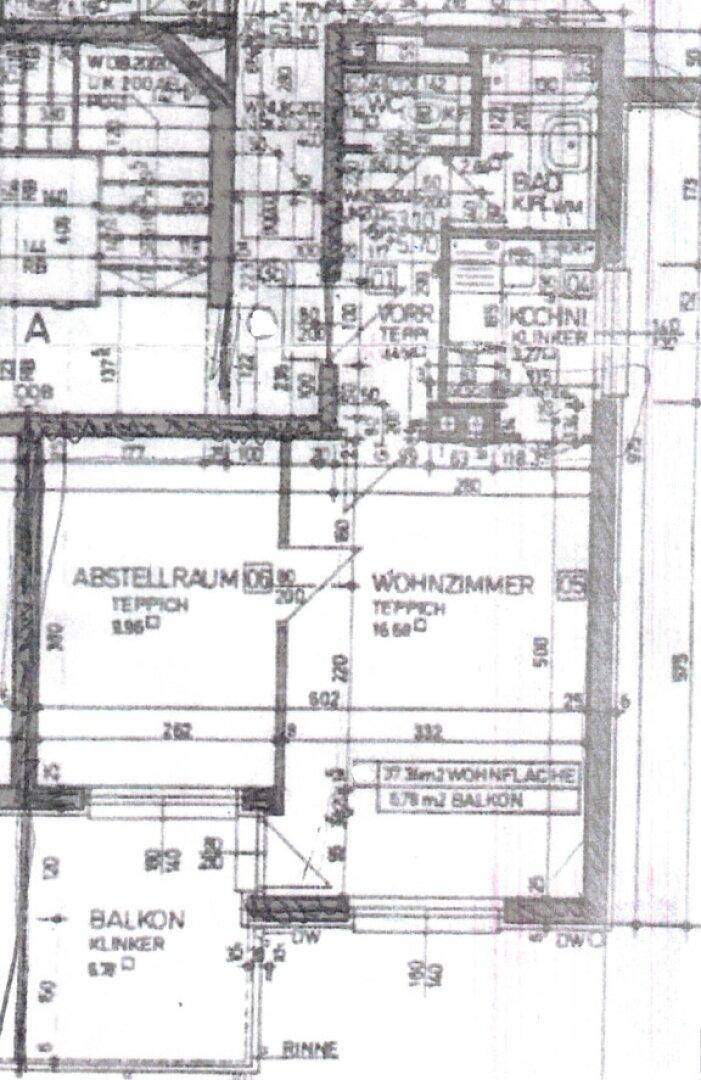 Detaillierter Grundriss mit Wohnzimmer, Abstellraum und Balkonflächen.