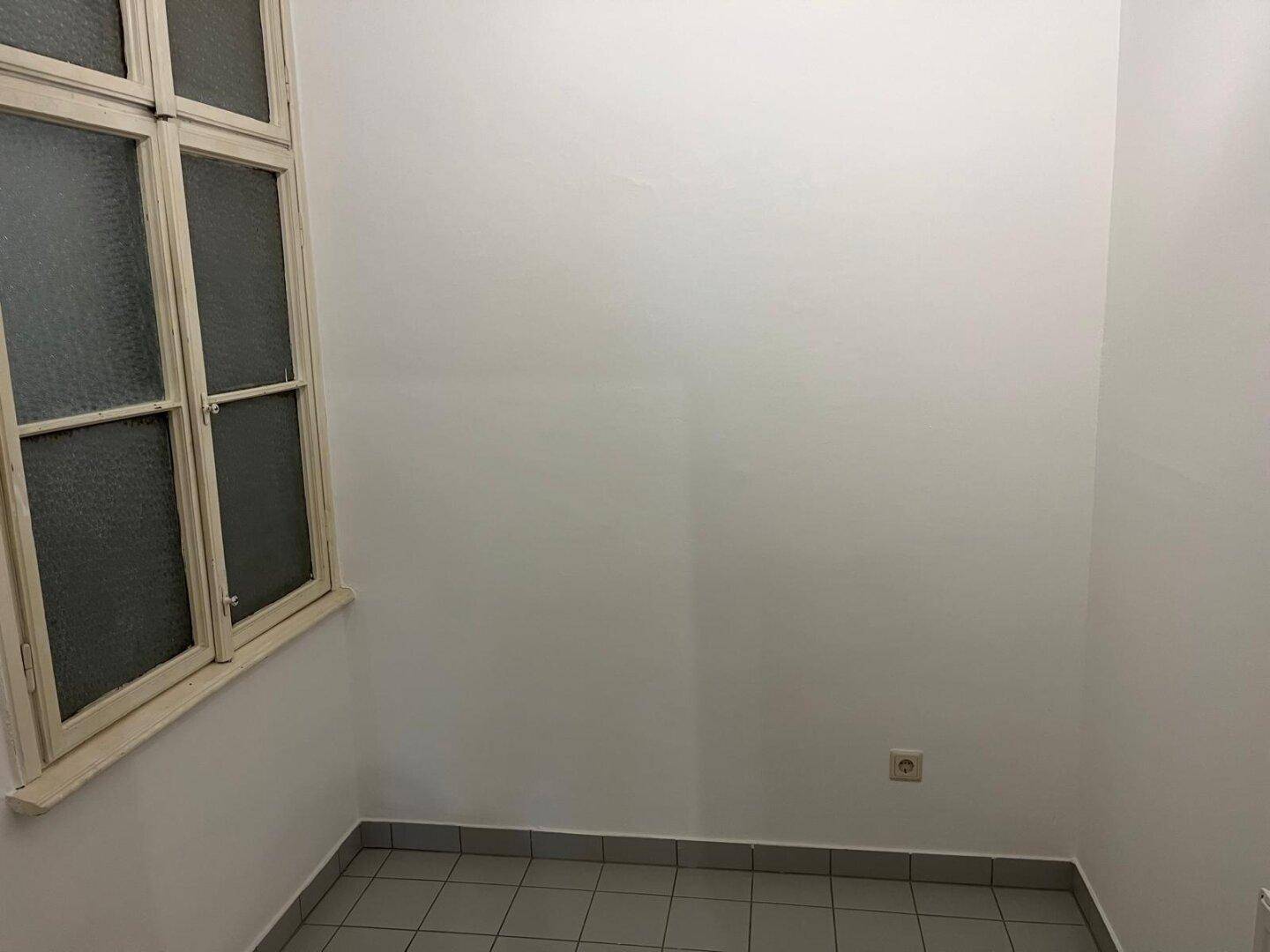 Kleiner Raum mit Fenster und Fliesenboden, möglicherweise als Abstellraum nutzbar.
