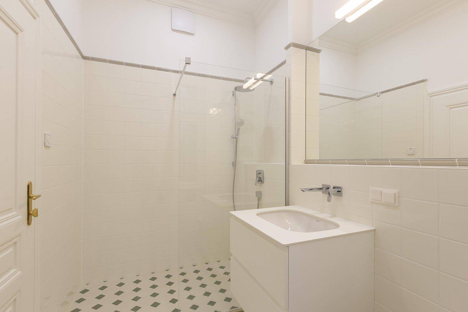 Helles, modern gefliestes Badezimmer mit ebenerdiger Dusche und Einzelwaschbecken.