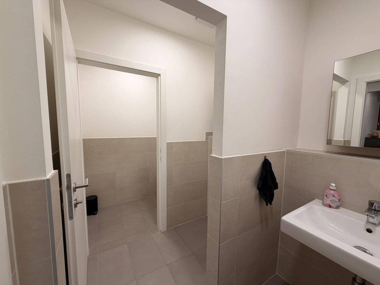 WC (mit Pissior)