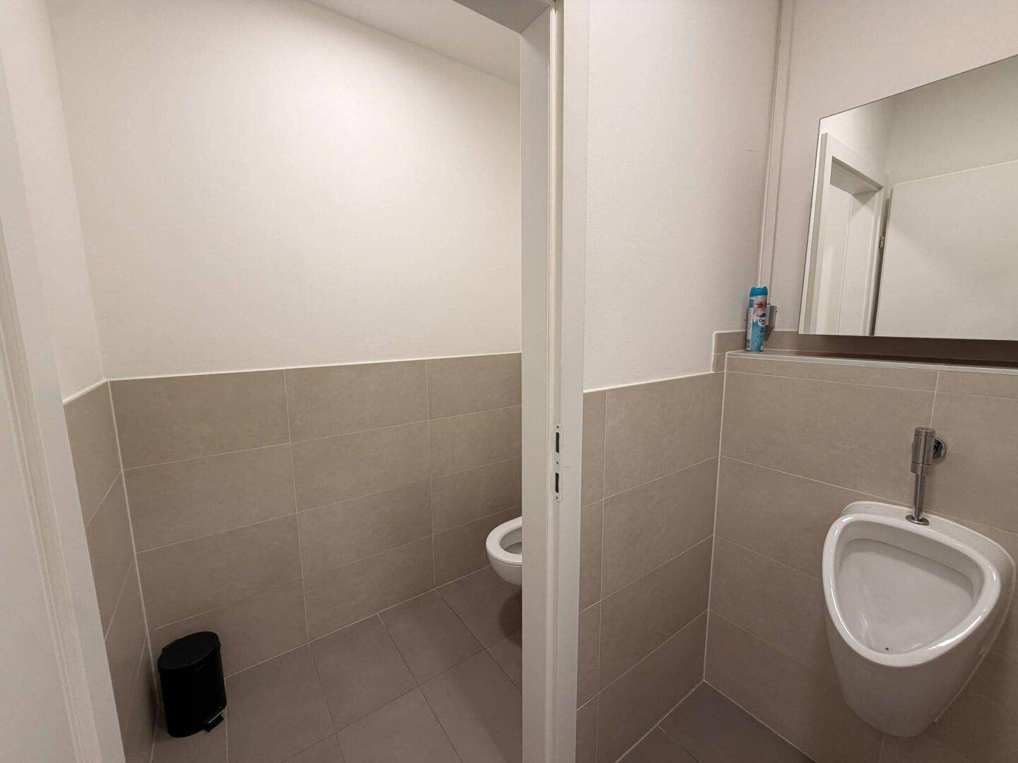 WC (mit Pissior)