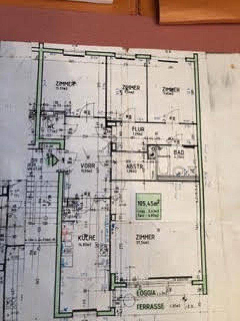 Detaillierter Grundriss mit Raumaufteilung, inklusive Küche, Bad und Terrasse.