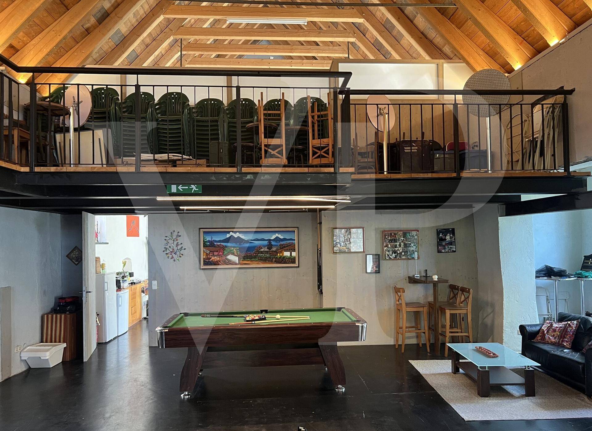 Weitläufiger Saal mit Empore, Billardtisch und kleiner Sitzecke, vielseitig nutzbar.