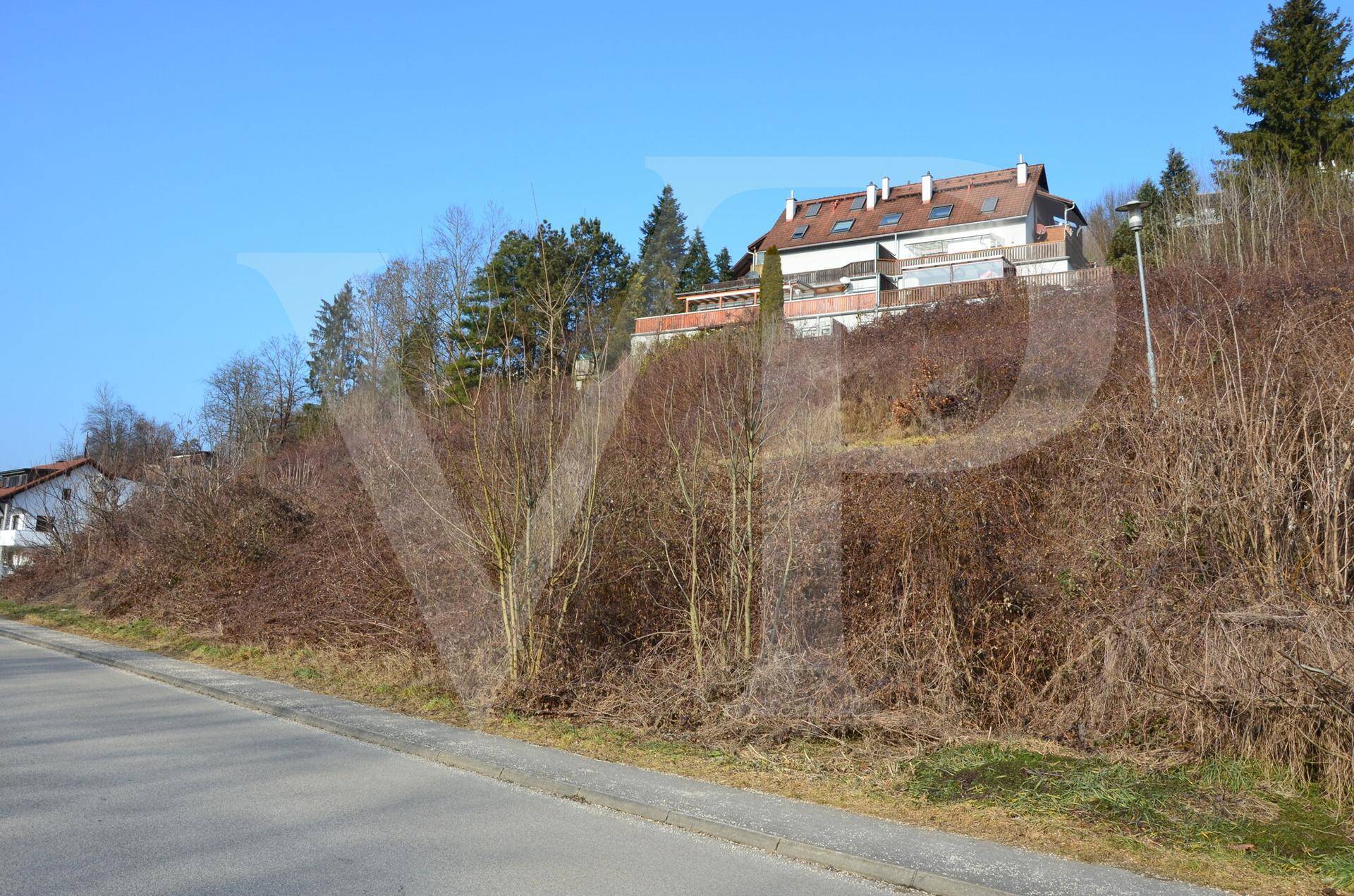 Großzügiges Baugrundstück mit hohem Wohnbaupotenzial - Mehr