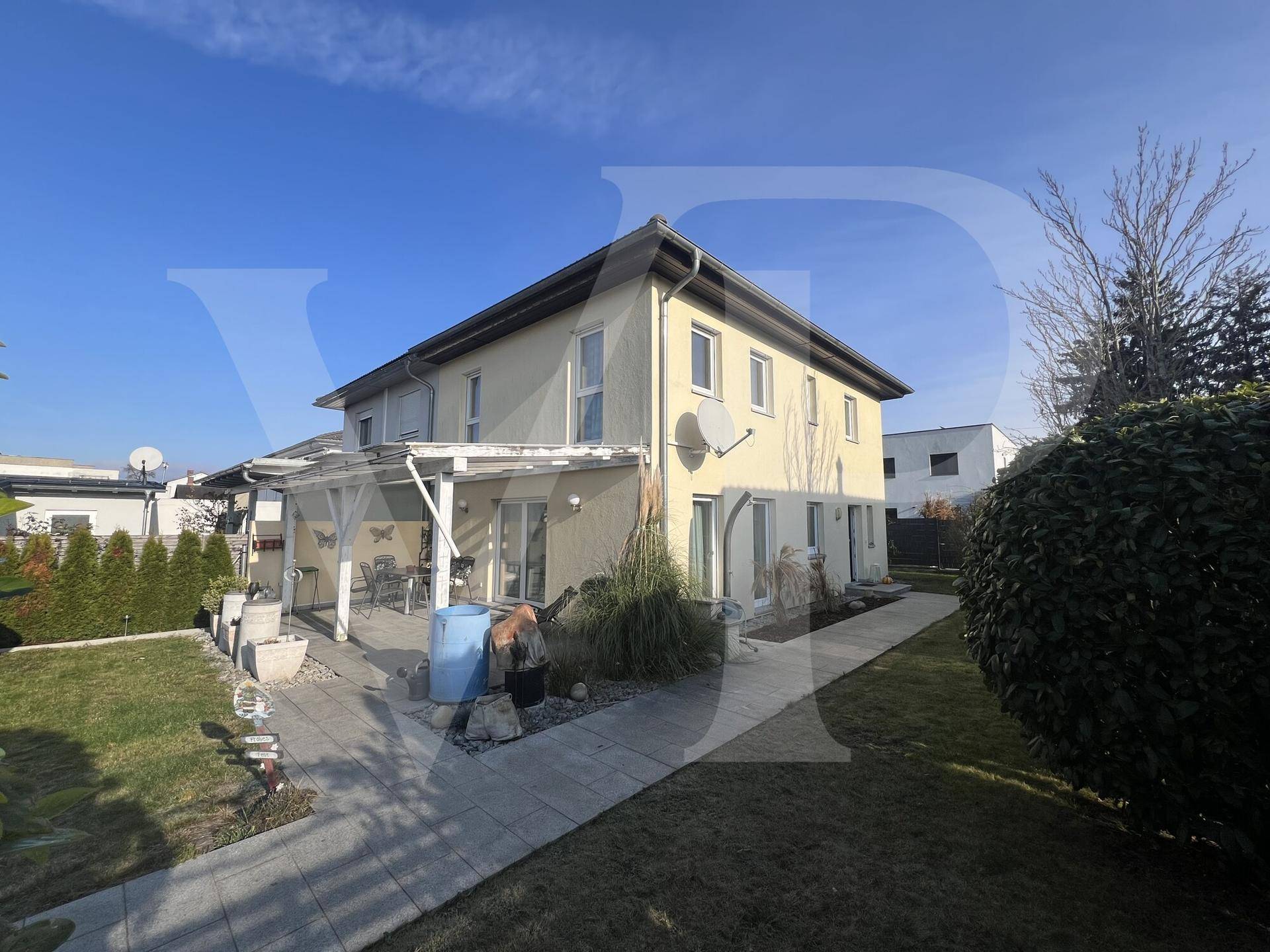 Weitläufiger Gartenbereich mit gepflegtem Rasen und Zugang zur Terrasse.