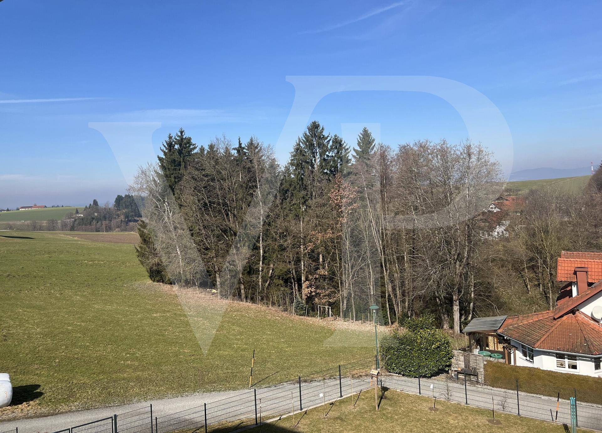 Panoramablick über weite Felder, Wälder und die umliegende ländliche Landschaft.