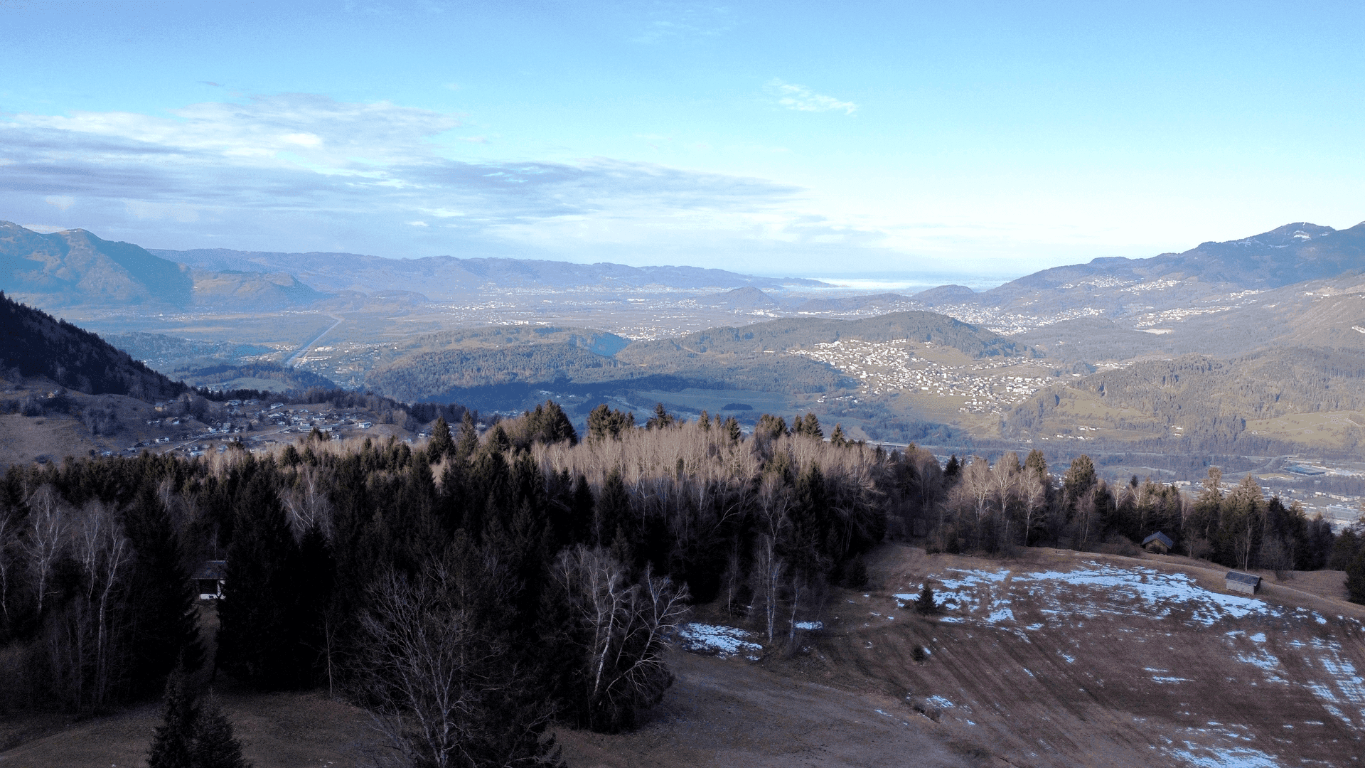 Weitläufiger Panoramablick über eine beeindruckende Berglandschaft mit Wäldern und Tälern.