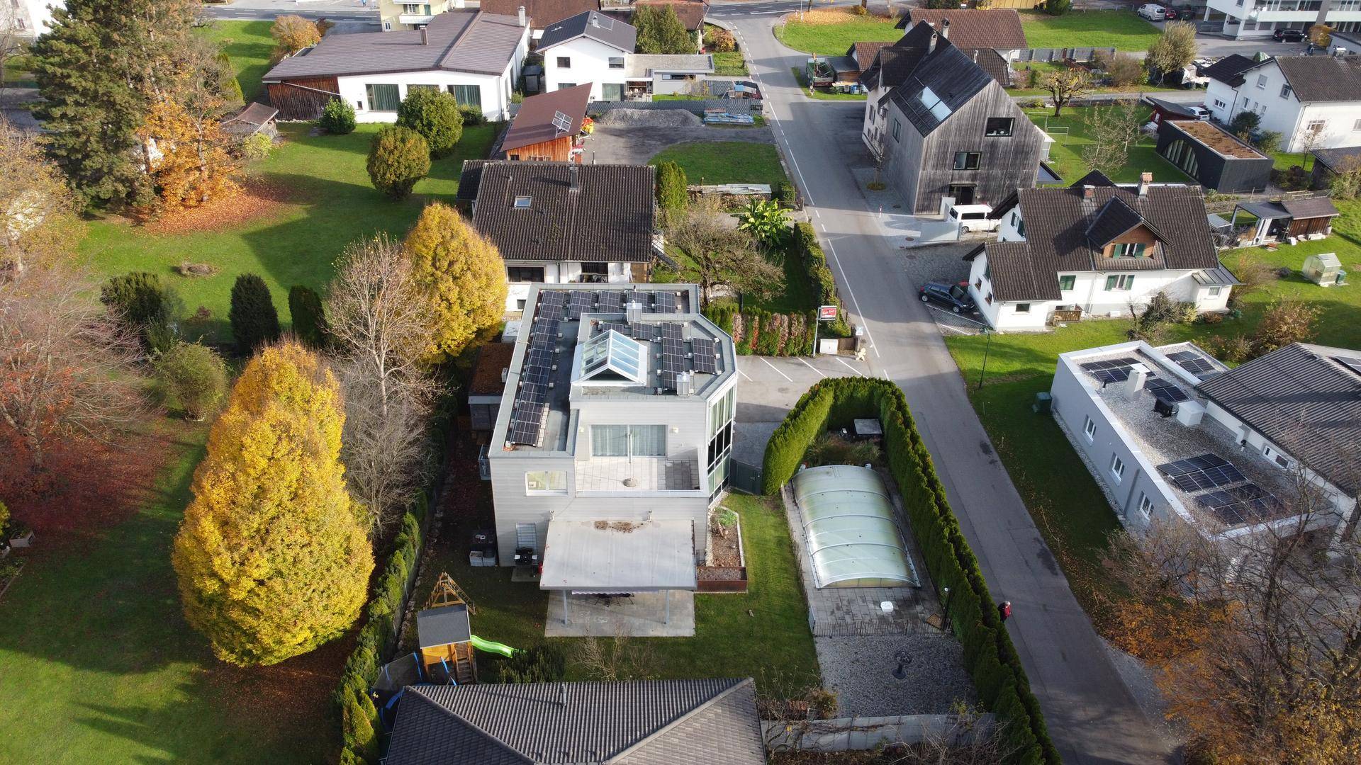 Übersicht aus der Vogelperspektive des Hauses mit Solaranlage, Pool und umliegenden Gärten.