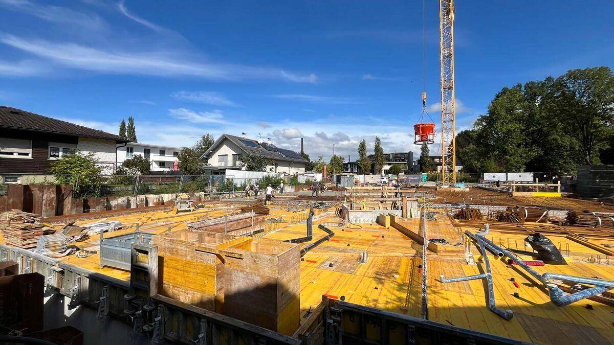 Baustelle mit Schalung und Bewehrung für die Bodenplatte des neuen Gebäudes.