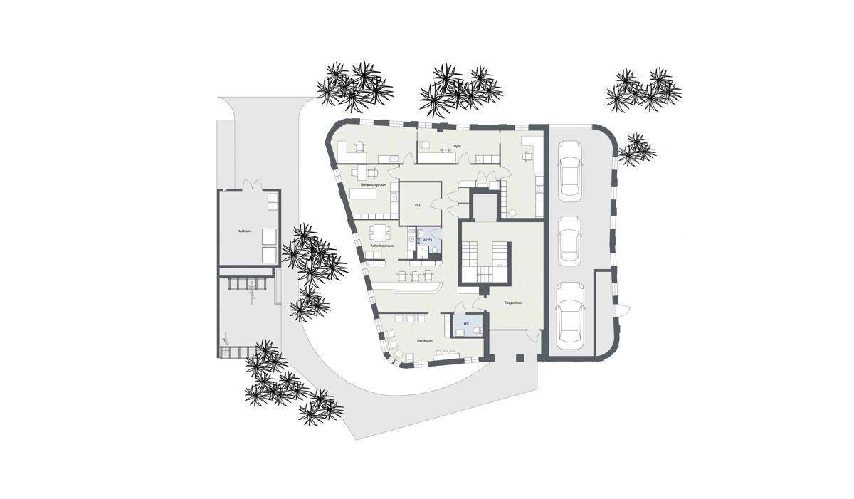 Grundriss des Erdgeschosses mit mehreren Wohneinheiten und Außenparkplätzen.