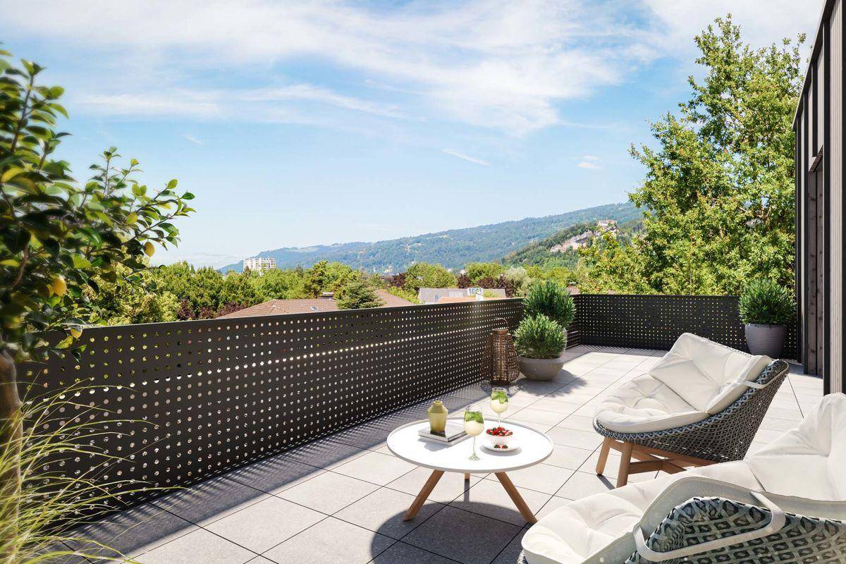 Geräumige Terrasse mit modernen Loungemöbeln und weitem Blick auf die umliegende Hügellandschaft.