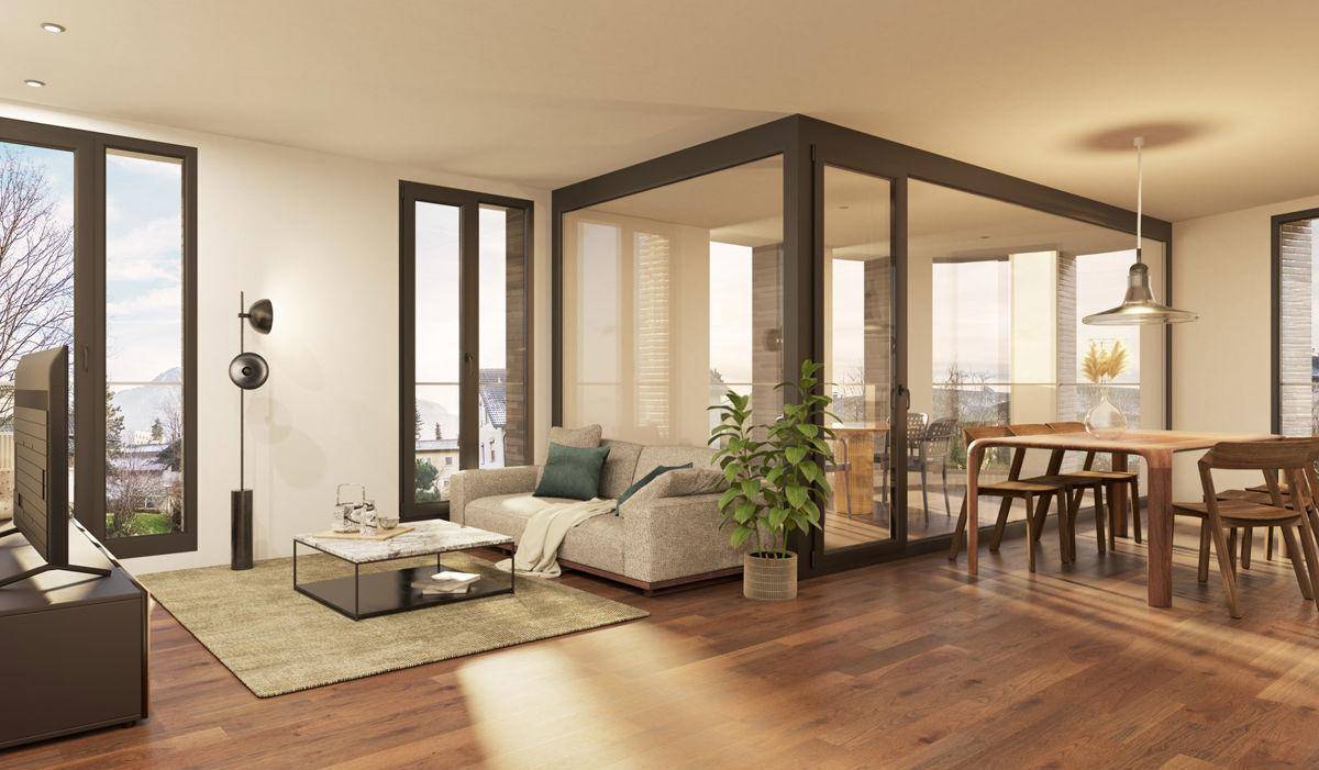 Helles Wohnzimmer mit Holzboden, modernem Sofa und weitem Blick auf den See.