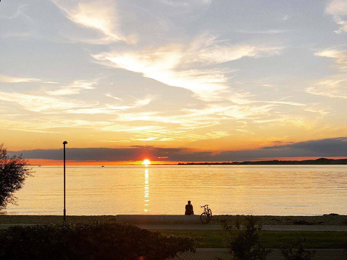 Sonnenuntergang auf der Seepromenade