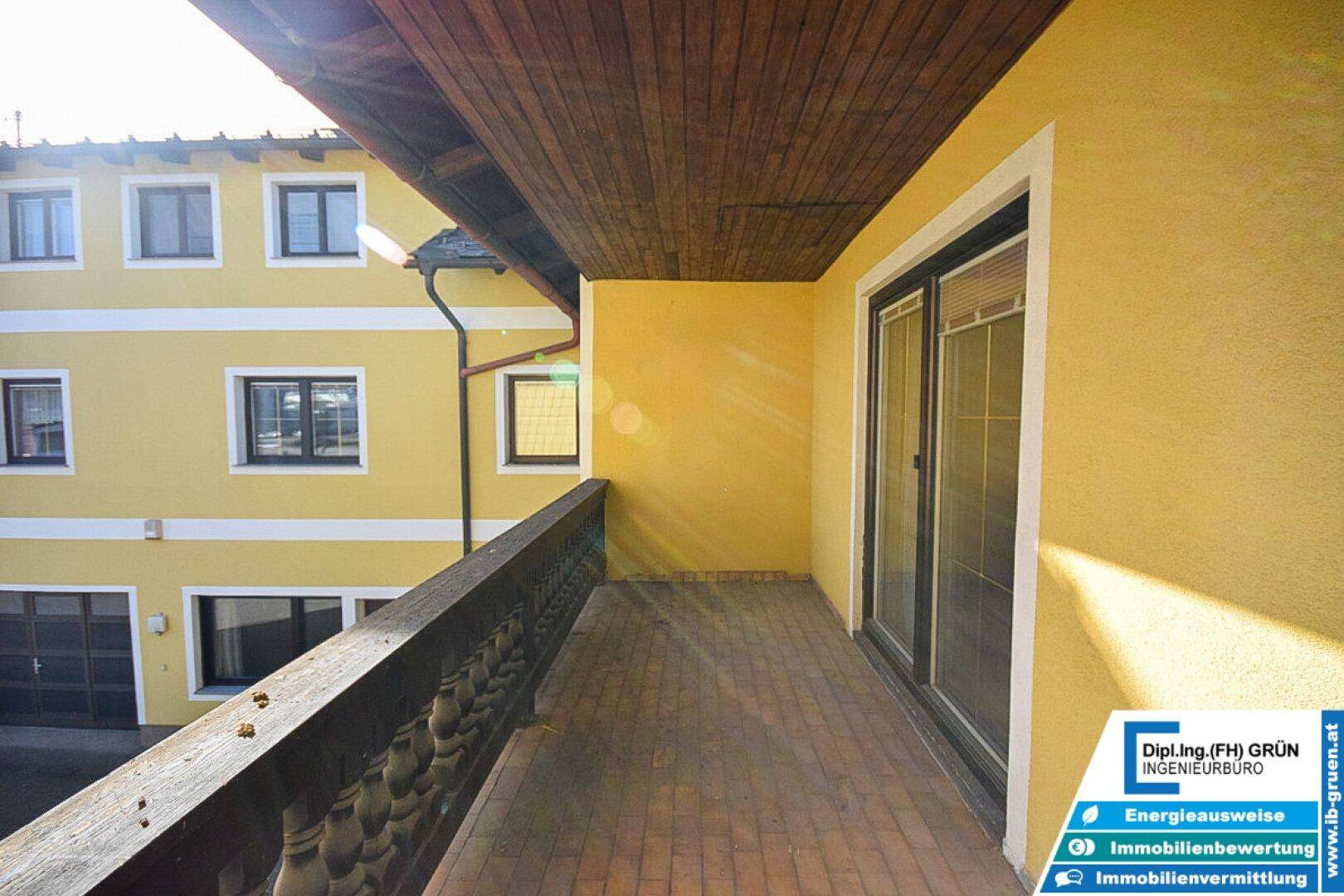 Traditioneller Holzbalkon mit Blick auf die Umgebung.