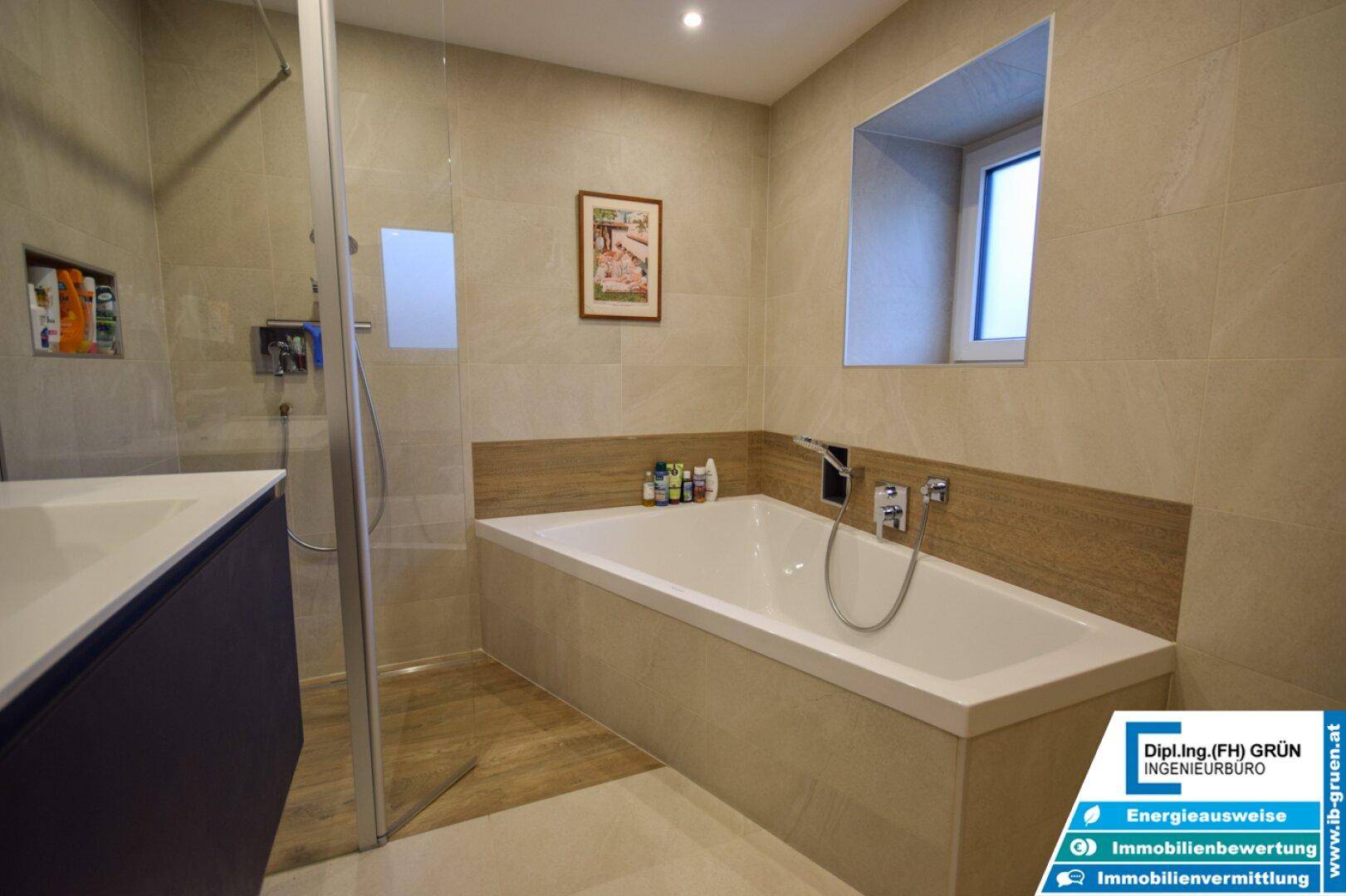 Modernes Badezimmer mit Badewanne, Duschkabine und hellen Fliesen.