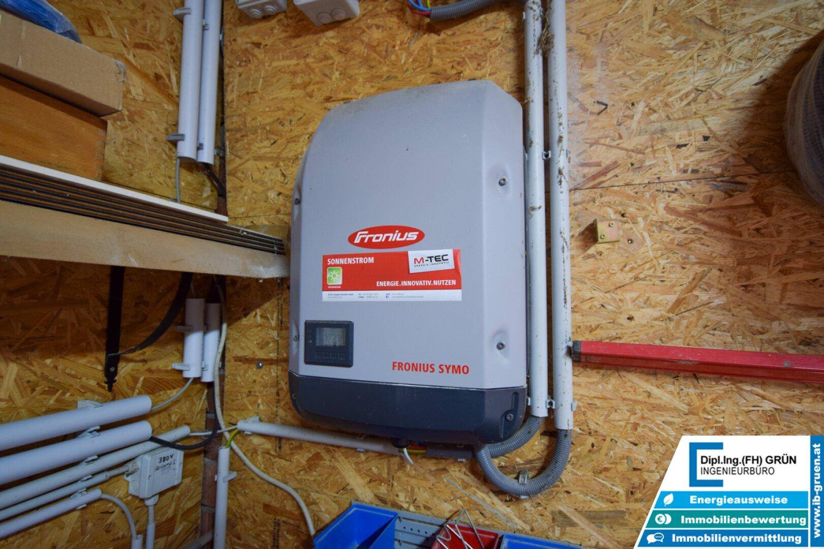 Photovoltaik-Wechselrichter von Fronius Symo, Teil der nachhaltigen Energieversorgung des Hauses.