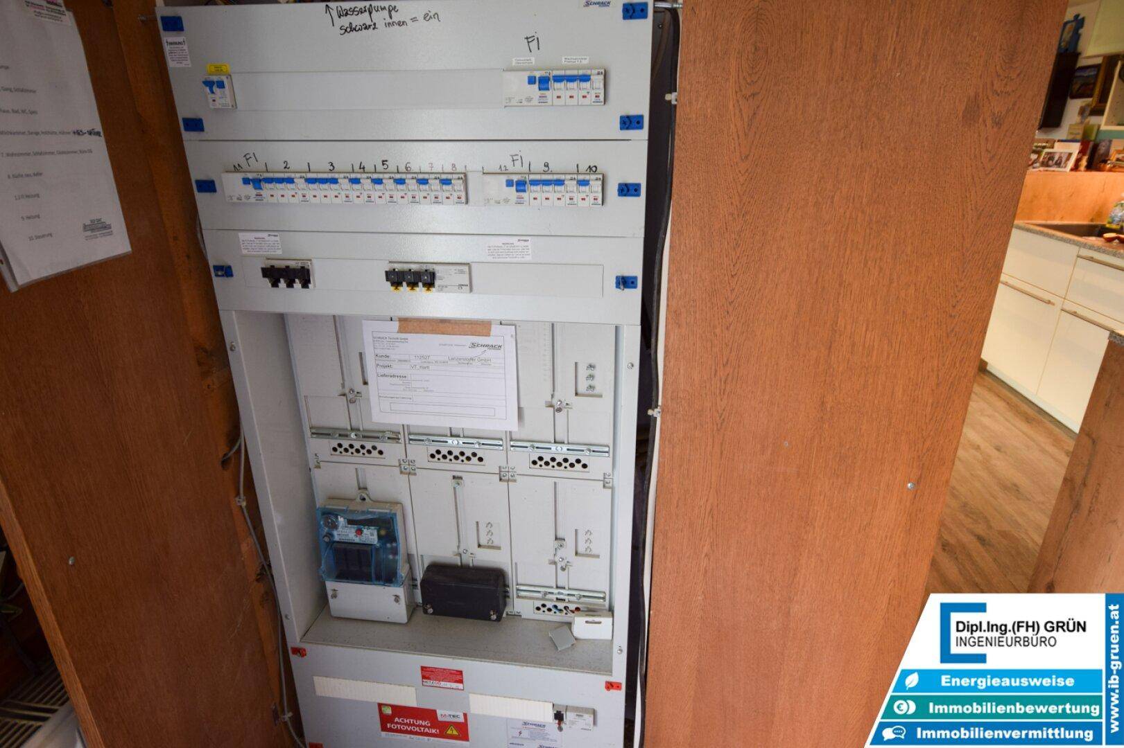 Moderner Sicherungskasten und Stromverteiler, sorgt für eine sichere elektrische Versorgung des Hauses.