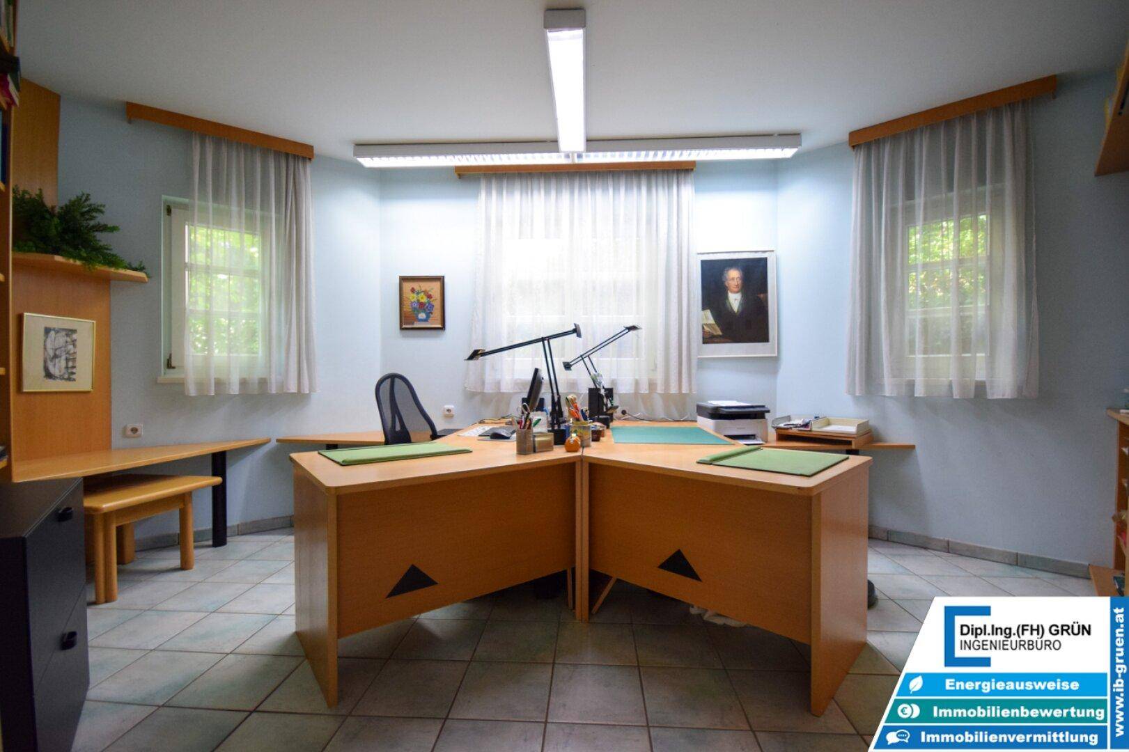 Geräumiges Büro mit zwei Schreibtischen, Fliesenboden und Fenstern für Tageslicht.