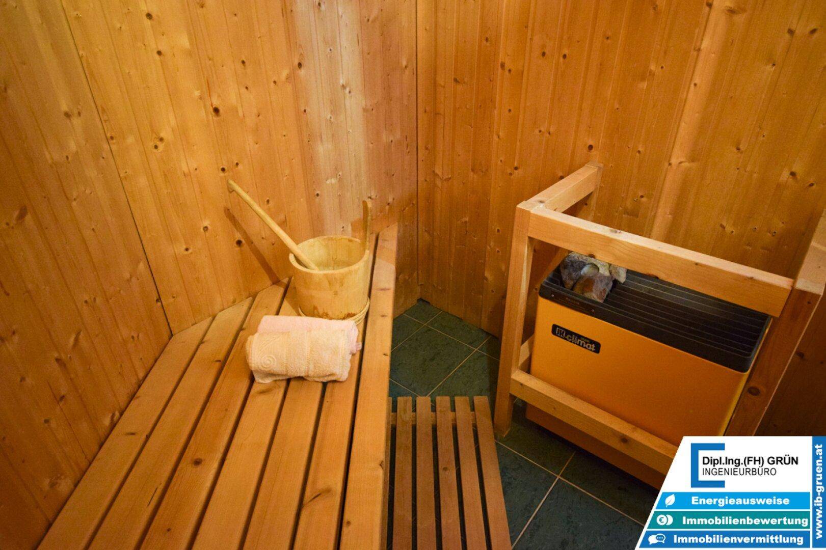Gemütliche Holzsauna mit Bänken und Saunaofen, ideal zur Entspannung und Wellness.