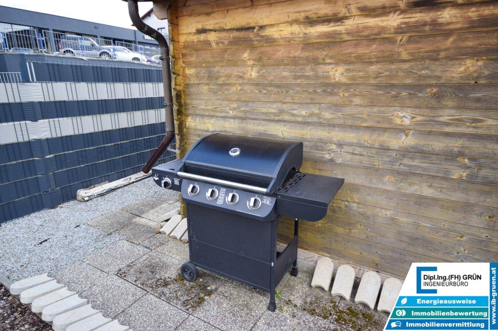 Moderner Gasgrill neben dem Gartenhaus, ideal für gemütliche Grillabende im Freien.