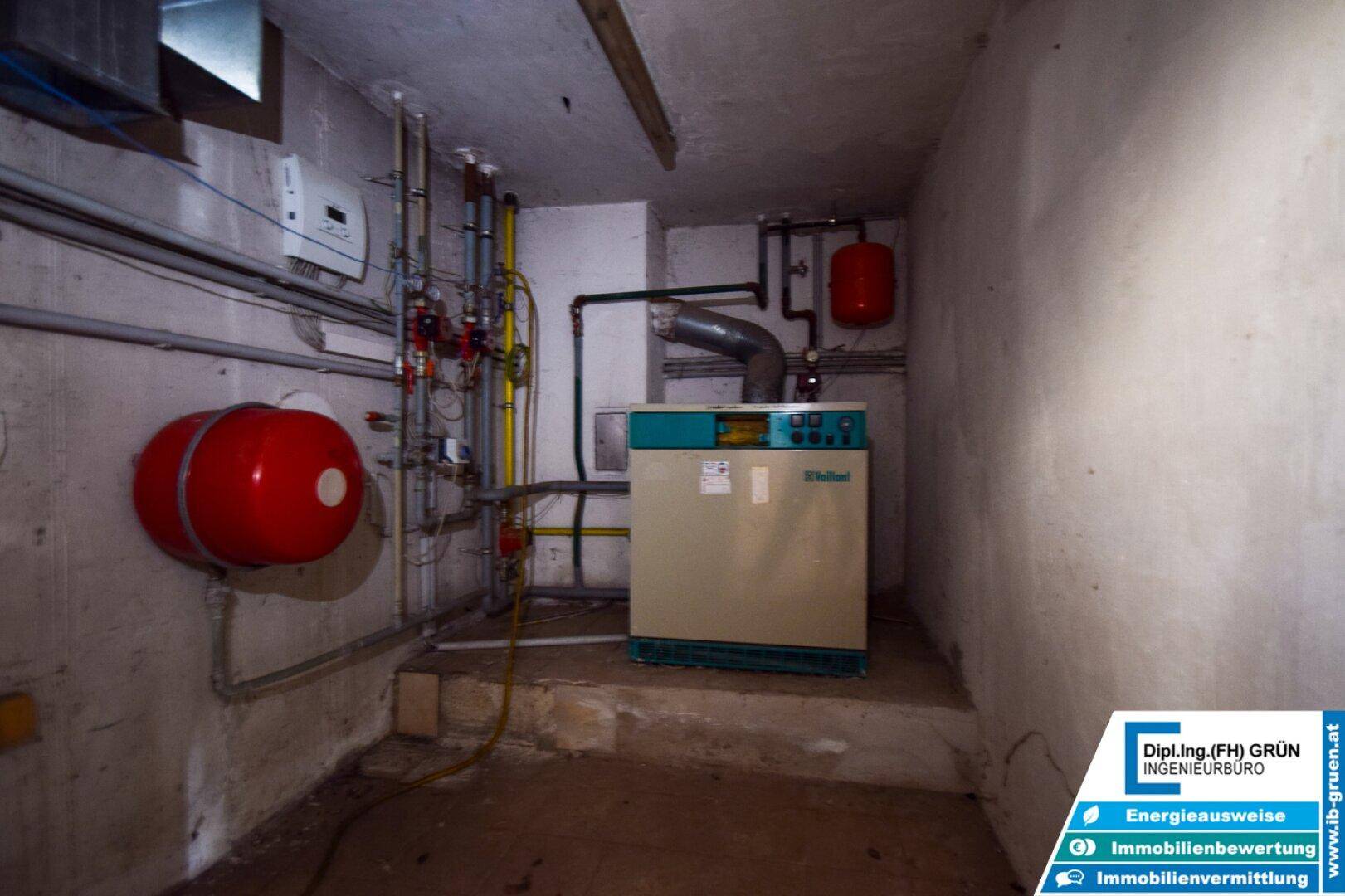 Heizungsraum mit Kessel, Rohren und Ausdehnungsgefäßen, gut zugänglich und funktional.