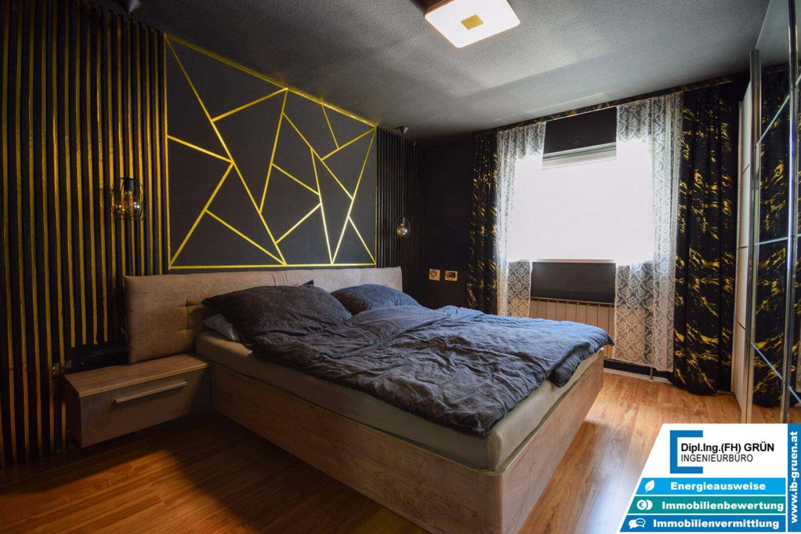 Modernes Schlafzimmer mit großem Bett, geometrischer Wandgestaltung und Spiegelschränken.