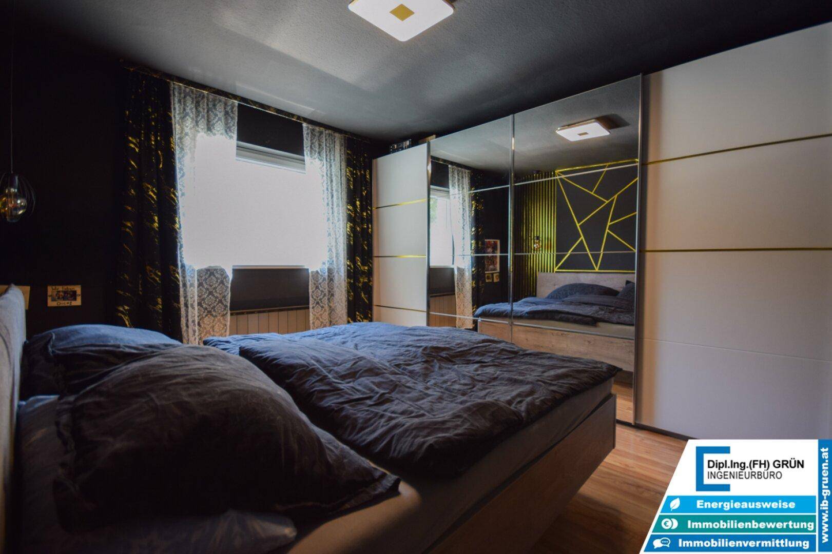 Schlafzimmer mit großem Bett und Spiegelschränken, die den Raum optisch vergrößern und aufhellen.