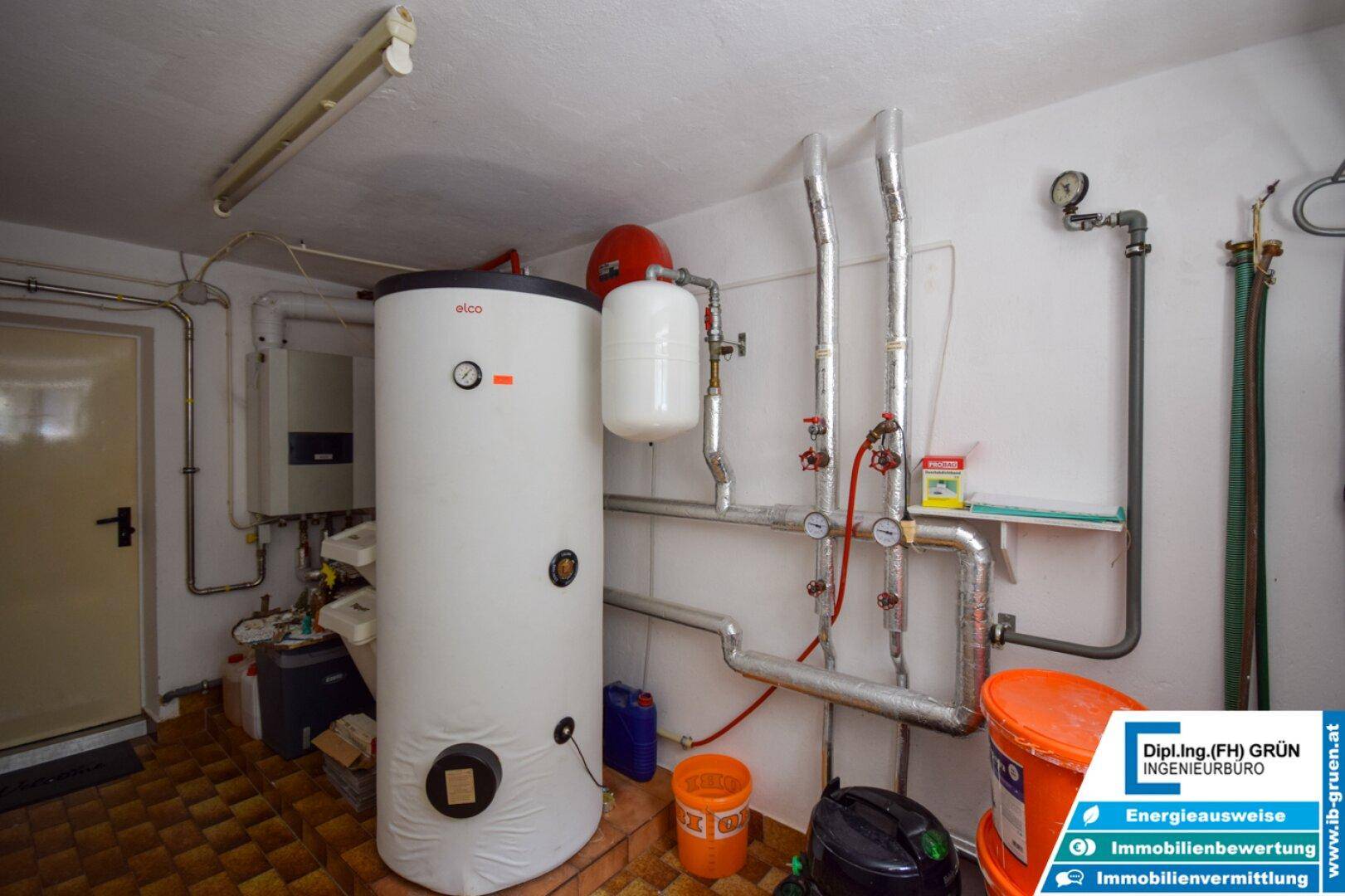 Kellerraum mit Heizungsanlage, Warmwasserspeicher und weiteren Installationen.