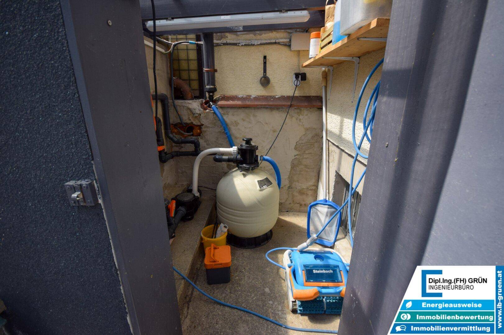 Technischer Raum mit Poolpumpe und Filtersystem für die Schwimmbadanlage.