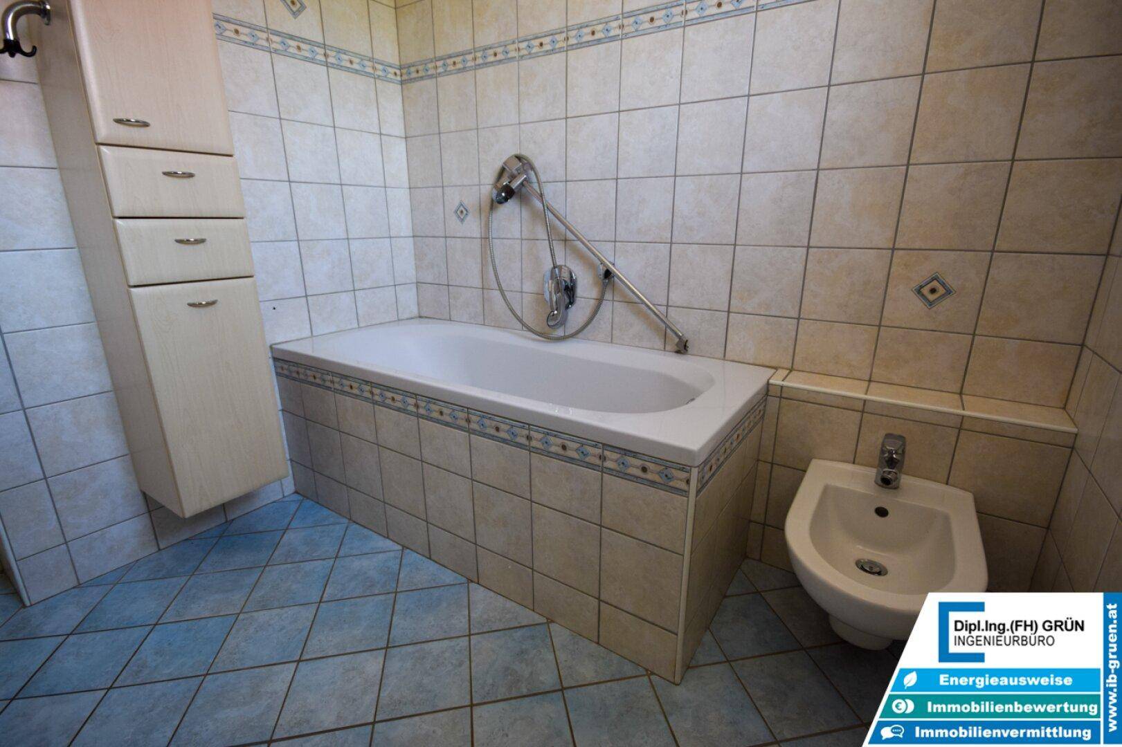 Gefliestes Badezimmer mit Badewanne und Bidet, ideal für entspannende Momente.