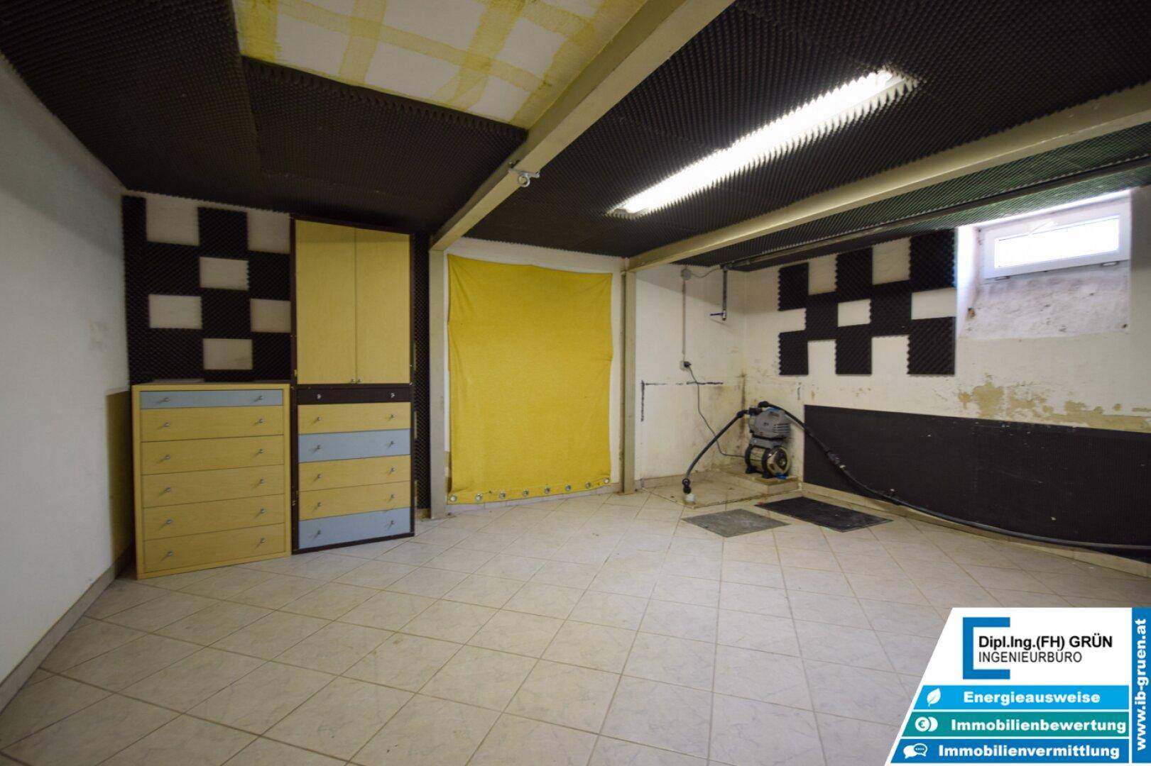 Kellerraum mit Schallschutzplatten an der Decke und Wänden, ideal für Hobby oder Lagerung.