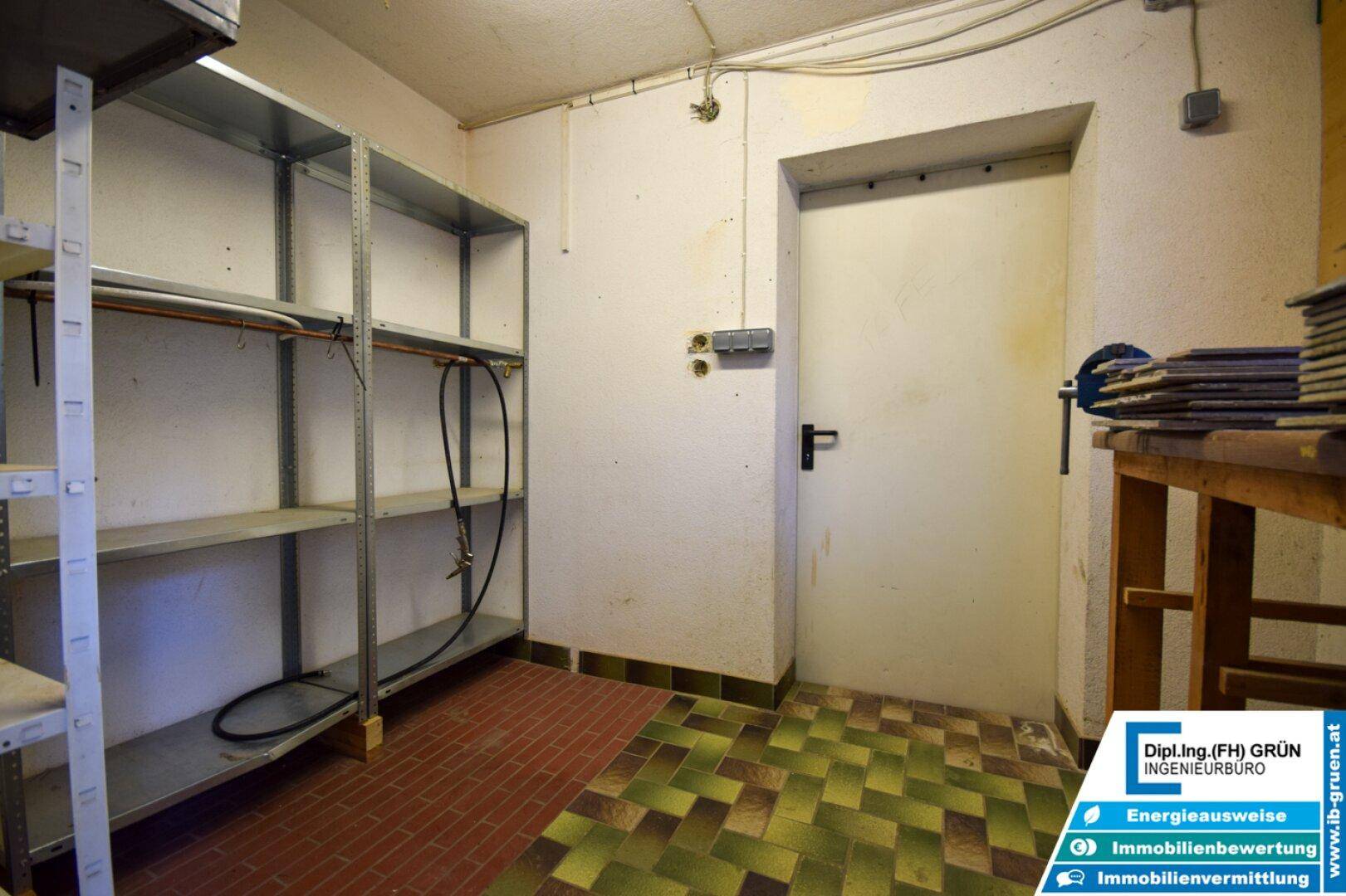 Kellerraum mit Regalen, Werkbank und einer Tür, ideal als Abstellraum.