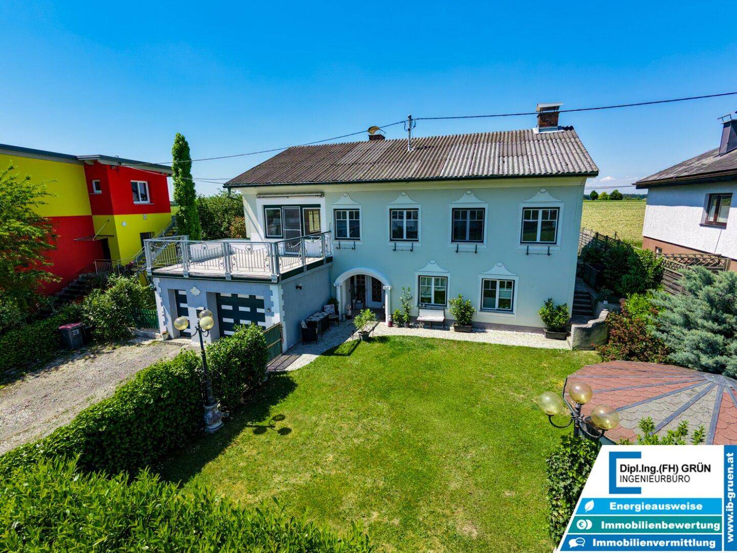 Luftaufnahme des Hauses mit Garten, Garage und umliegender ländlicher Landschaft.