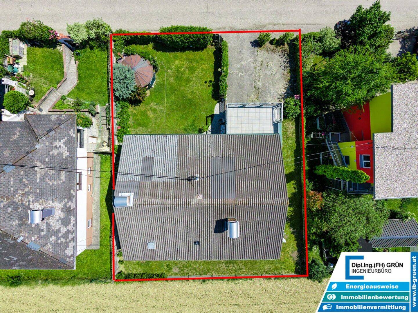 Draufsicht des Grundstücks mit Haus, Garten, Garage und eingezeichneter Grundstücksgrenze.
