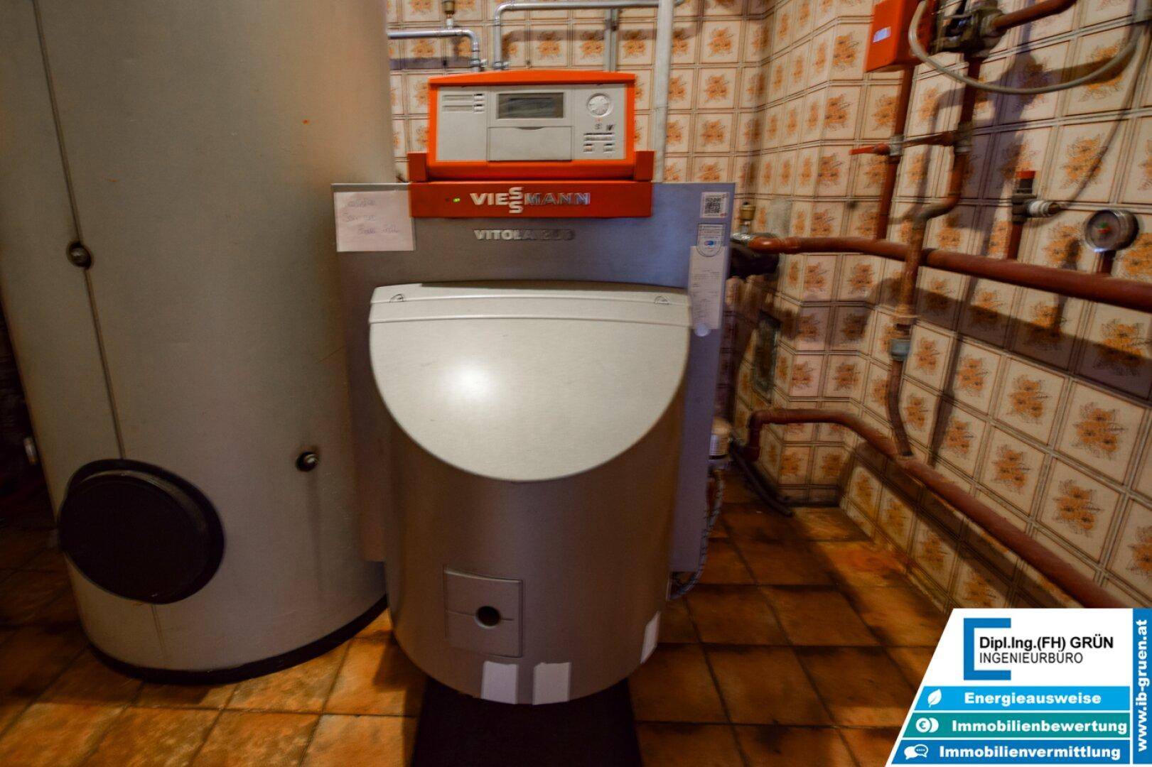 Nahaufnahme der Viessmann Heizungsanlage und des Warmwasserspeichers im Technikraum.