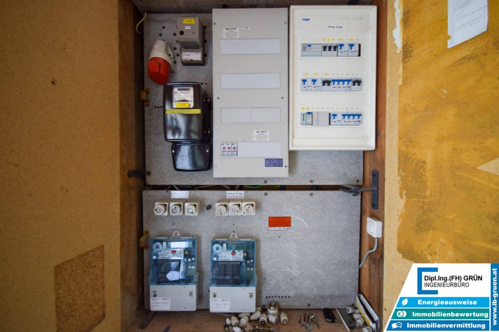 Elektrischer Verteilerkasten mit Zählern und Sicherungen für die Stromversorgung des Hauses.