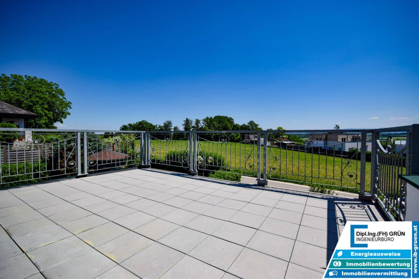 Geräumige Terrasse mit Fliesenboden und schmiedeeisernem Geländer, bietet einen schönen Ausblick.