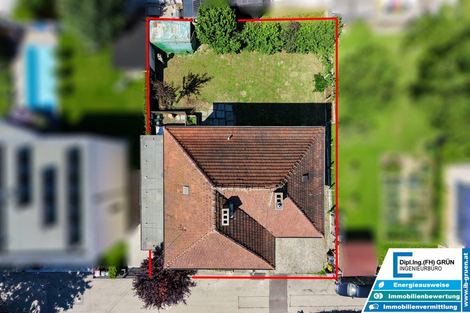 Luftaufnahme des Grundstücks mit Haus, Garten und angrenzenden Nachbargebäuden.
