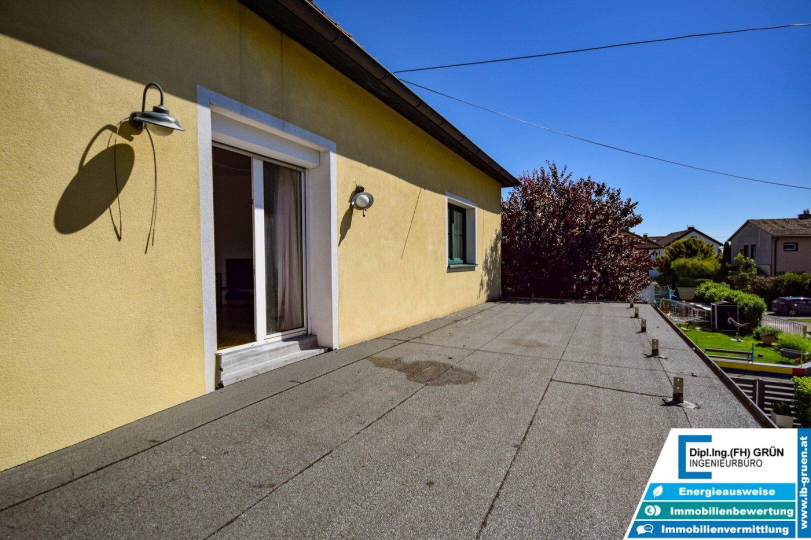 Große, begehbare Dachterrasse mit Zugang vom Haus und weitem Blick.