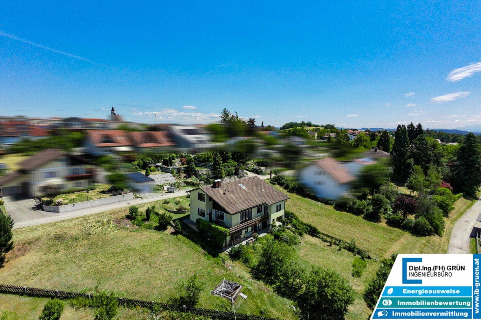 Luftaufnahme des Hauses in ländlicher Umgebung mit Weitblick über die Dächer.