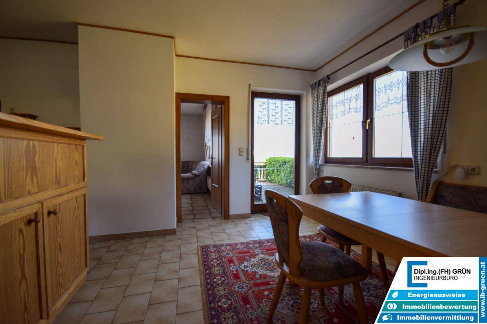 Essbereich in der Küche mit Zugang zum Balkon und Blick ins Grüne.