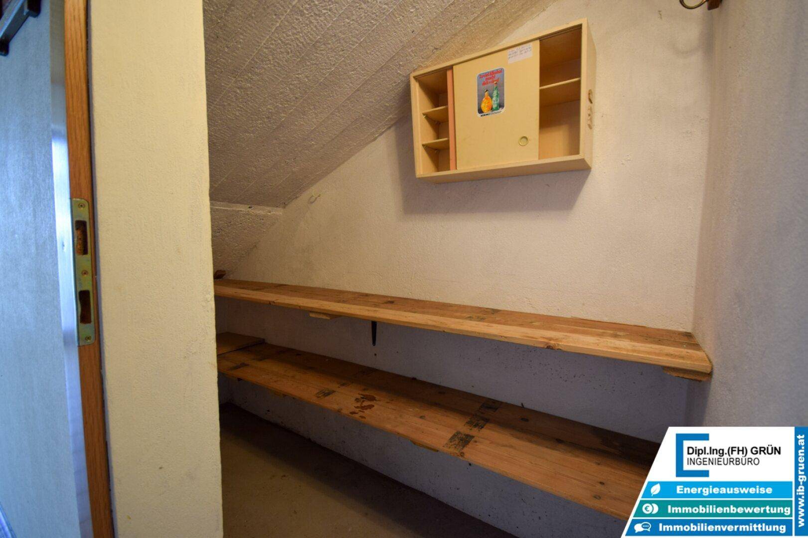 Dachbodenraum mit schrägen Wänden und Holzregalen, ideal als Abstellfläche.