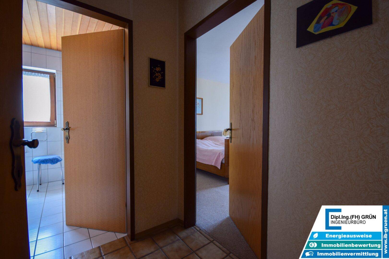 Flur mit Zugang zu Badezimmer und Schlafzimmer, bietet einen Blick in die angrenzenden Räume.