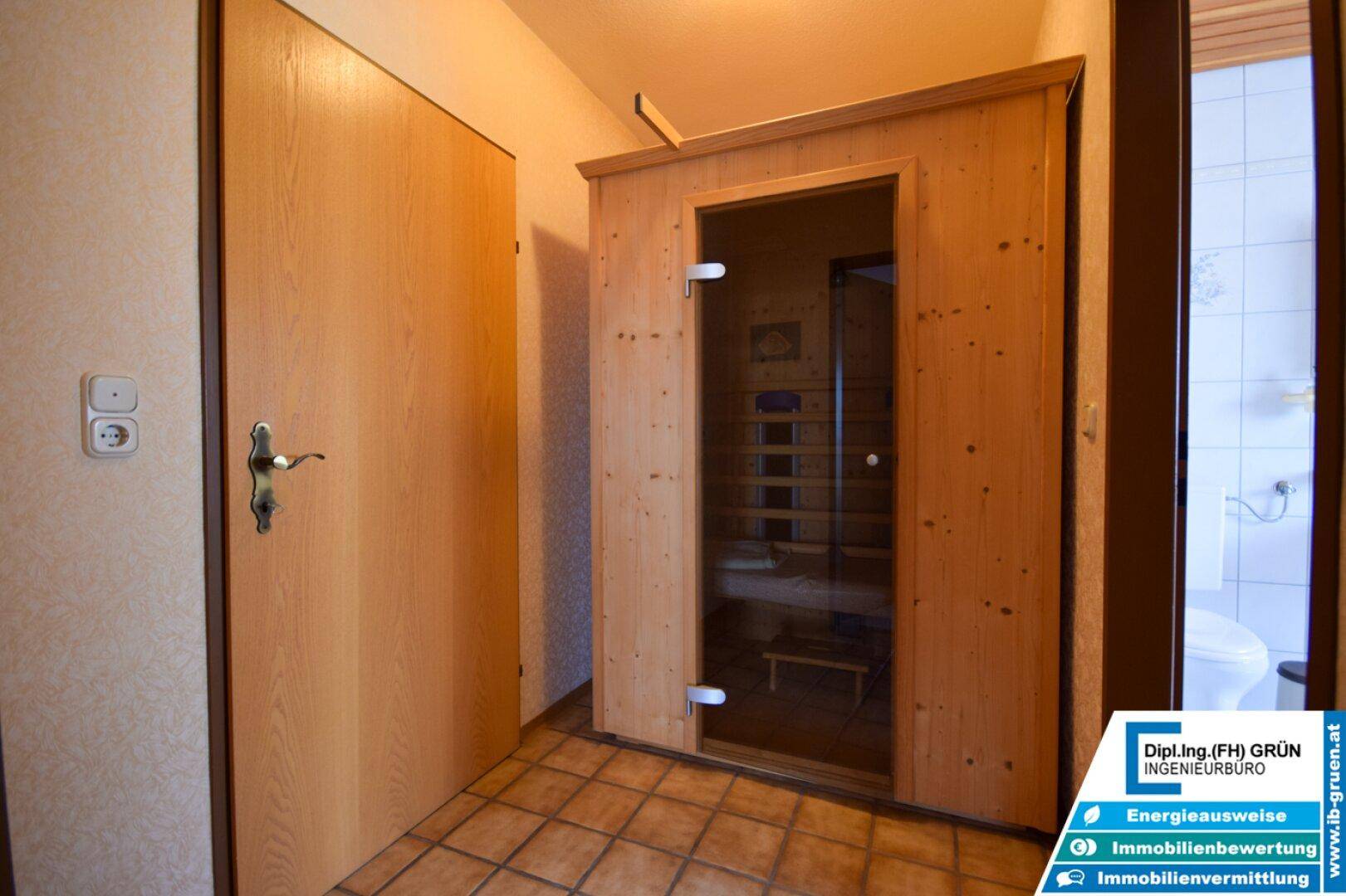 Eingangsbereich mit integrierter Holzsauna und Zugang zu weiteren Räumen.
