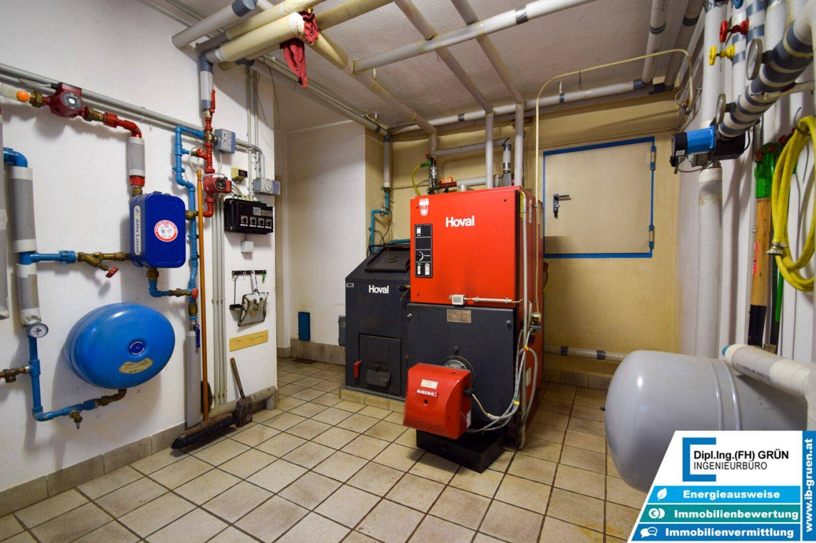 Heizungsraum mit modernem Hoval-Heizkessel und komplexen Rohrinstallationen.