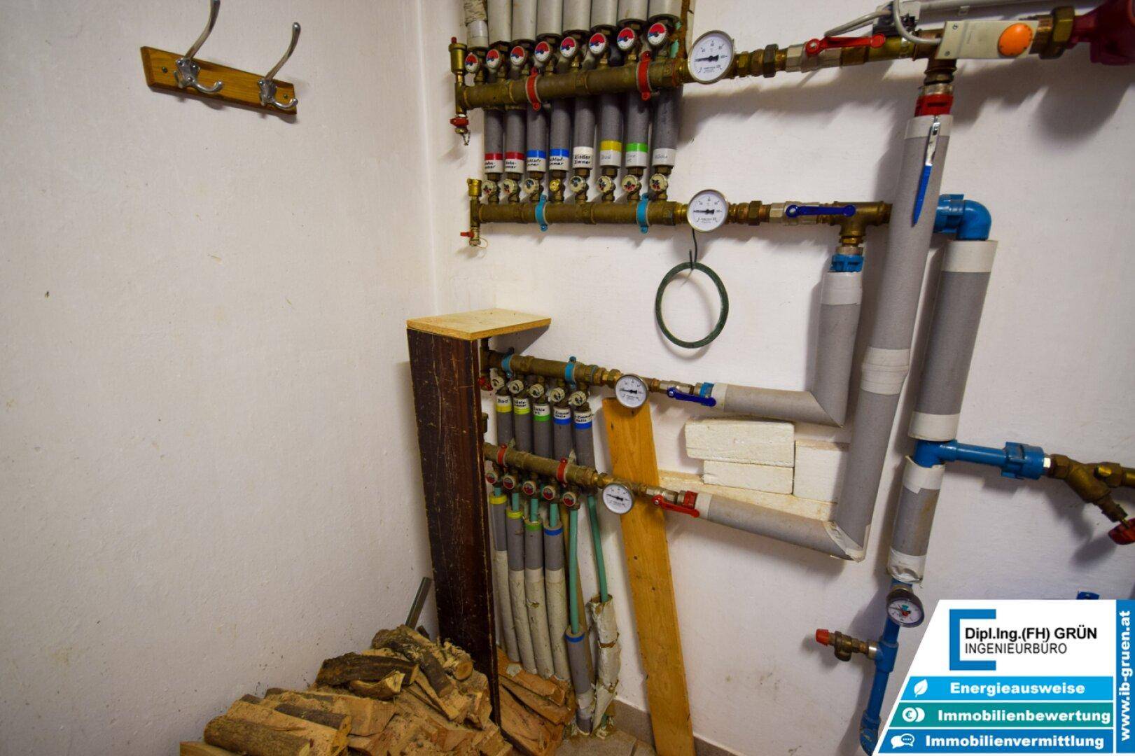 Detailansicht der Heizungsverteilung mit vielen Rohren und Manometern.