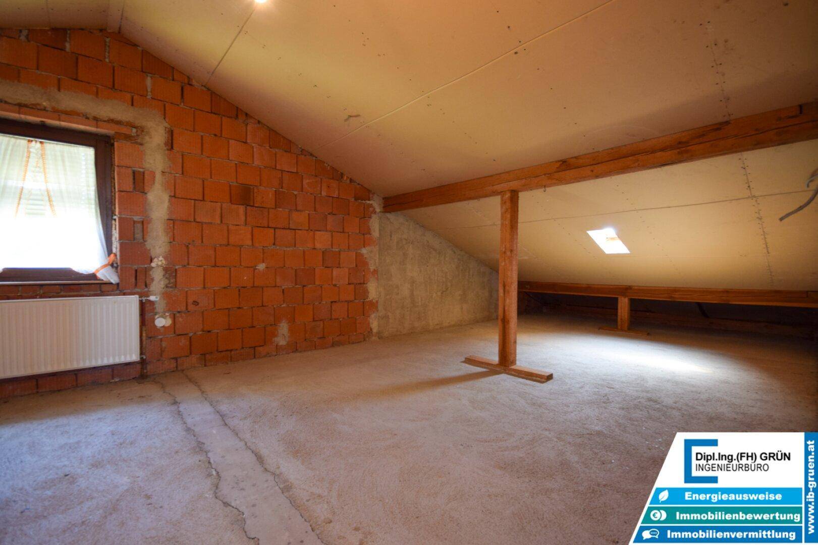 Geräumiger Dachboden mit Ziegelwänden und Dachfenster, ideal für zusätzlichen Wohnraumausbau.